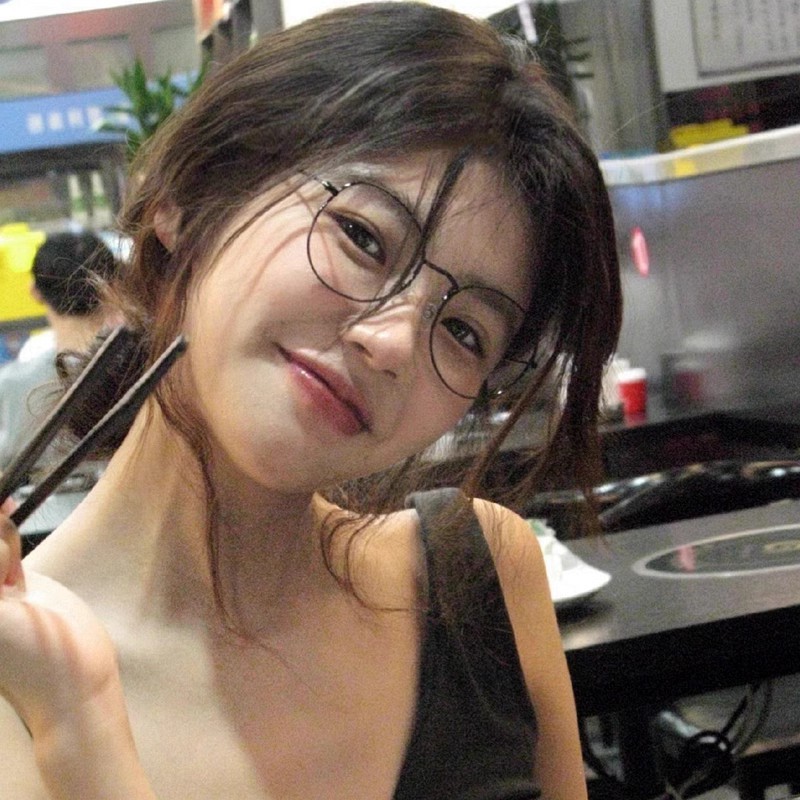 凹形のネットの赤い金のすっぴんの丸い枠のメガネの女性は度数があります。|undefined