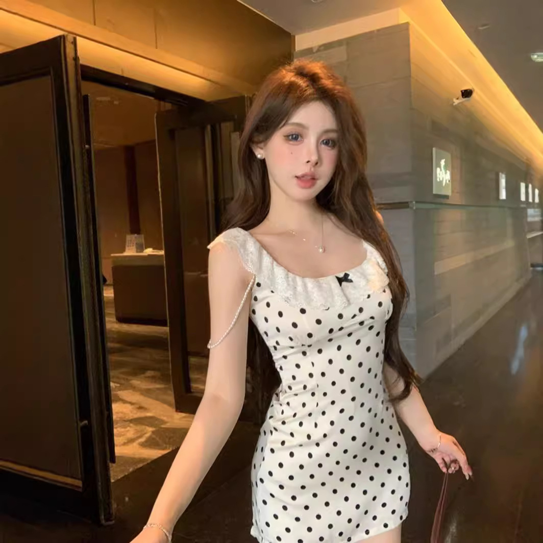 小飞袖法式波点吊带连衣裙子女夏季2025新款小个子收腰甜辣妹短裙