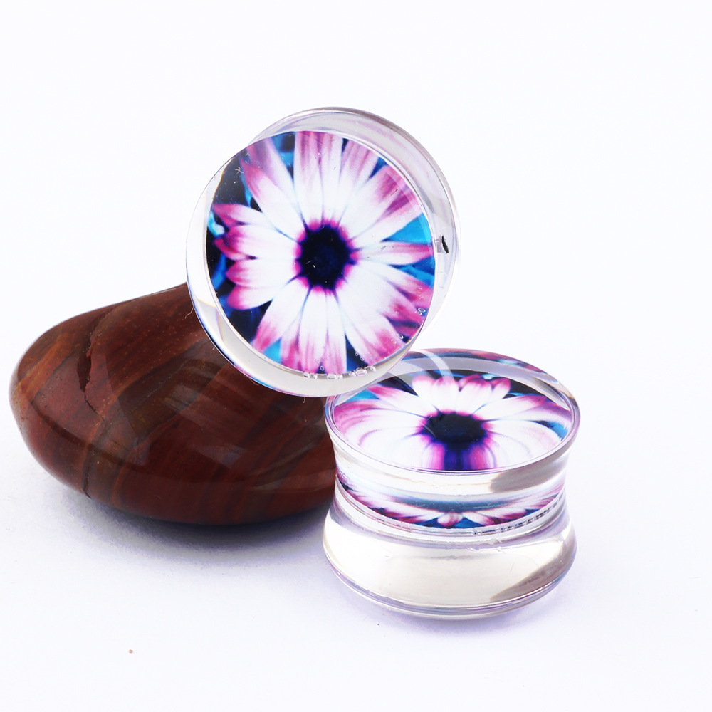 16G labret stud size and finish detail