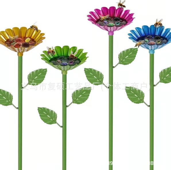 Поилка для воды с пчелами и бабочками и цветочным дизайном. Поилка для воды для насекомых.