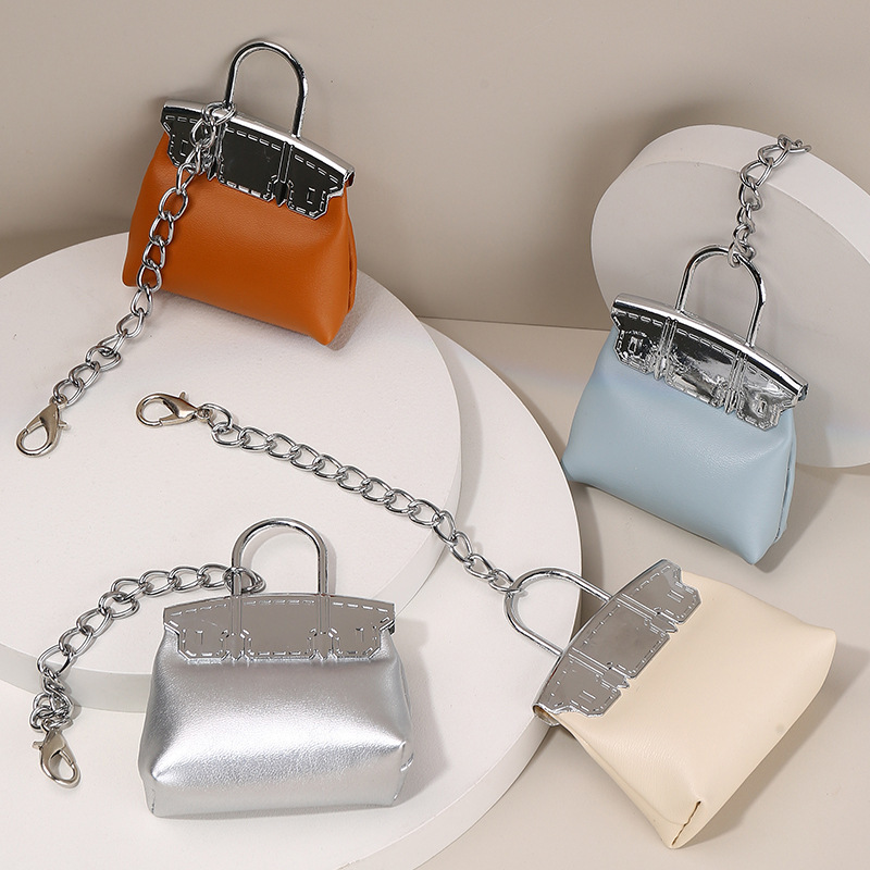 In-Stock High-End Glossy Mini Handbag with Accessory Pendant, Metal Clasp, Chain, and Leather Crossbody Bag In-Stock High-End Glossy Mini Handbag with Accessory Pendant, Metal Clasp, Chain, and Leather Crossbody Bag