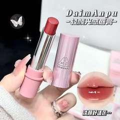 DAIMANPUの軽い顔の光感のリップクリームは水を補って唇を潤します。