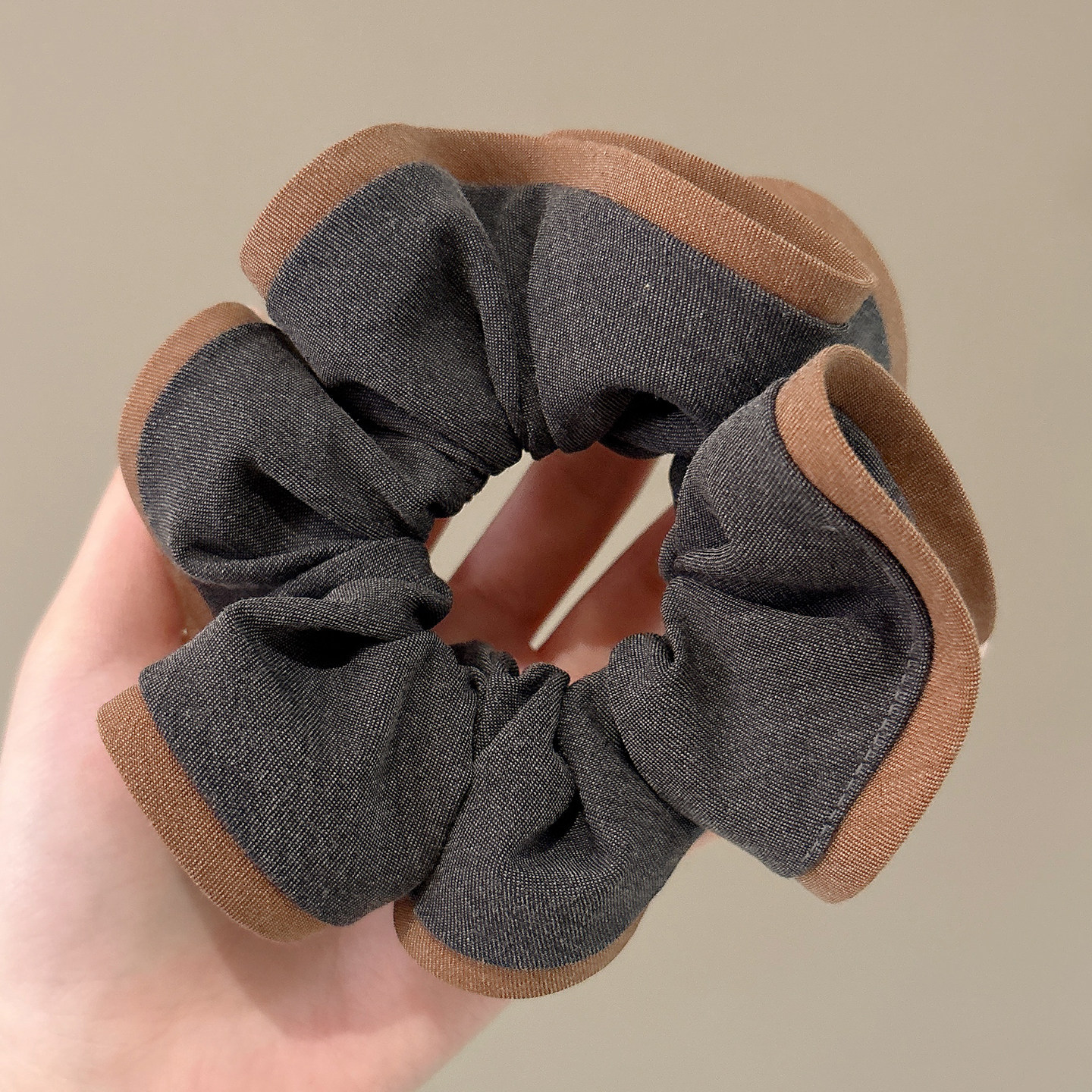 Nuevo scrunchie de encaje multicapa 2026 para mujer, lazo para el pelo de alta gama, accesorio suave para el cabello estilo coreano.