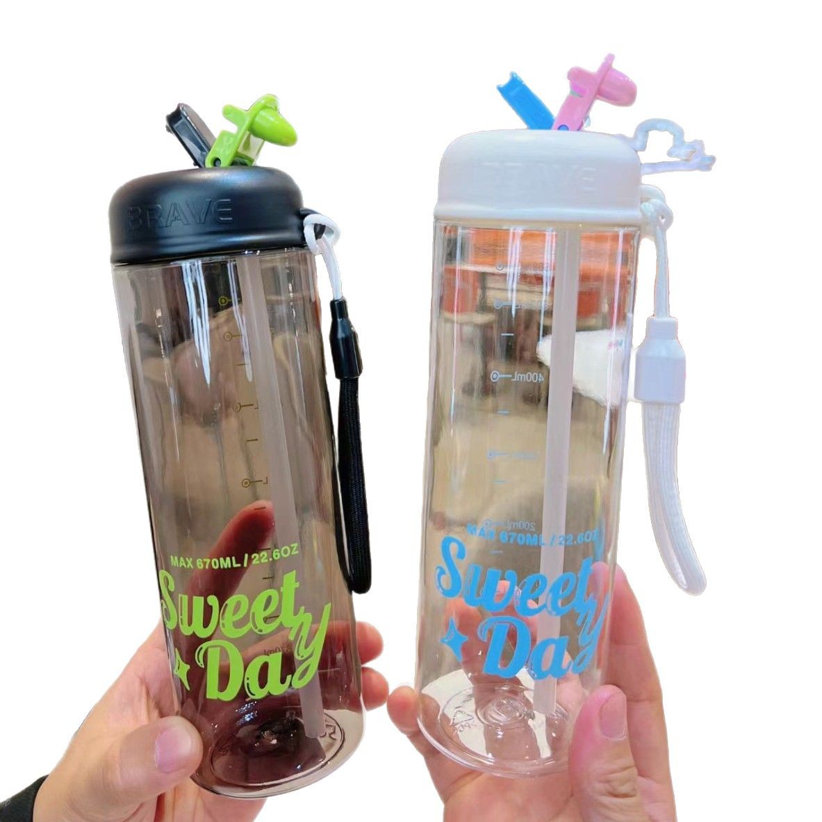 Yitong nuevo simple taza de plástico de estudiantes de paja deportiva taza de agua de estudiantes 670ml taza deportiva para niños al por mayor