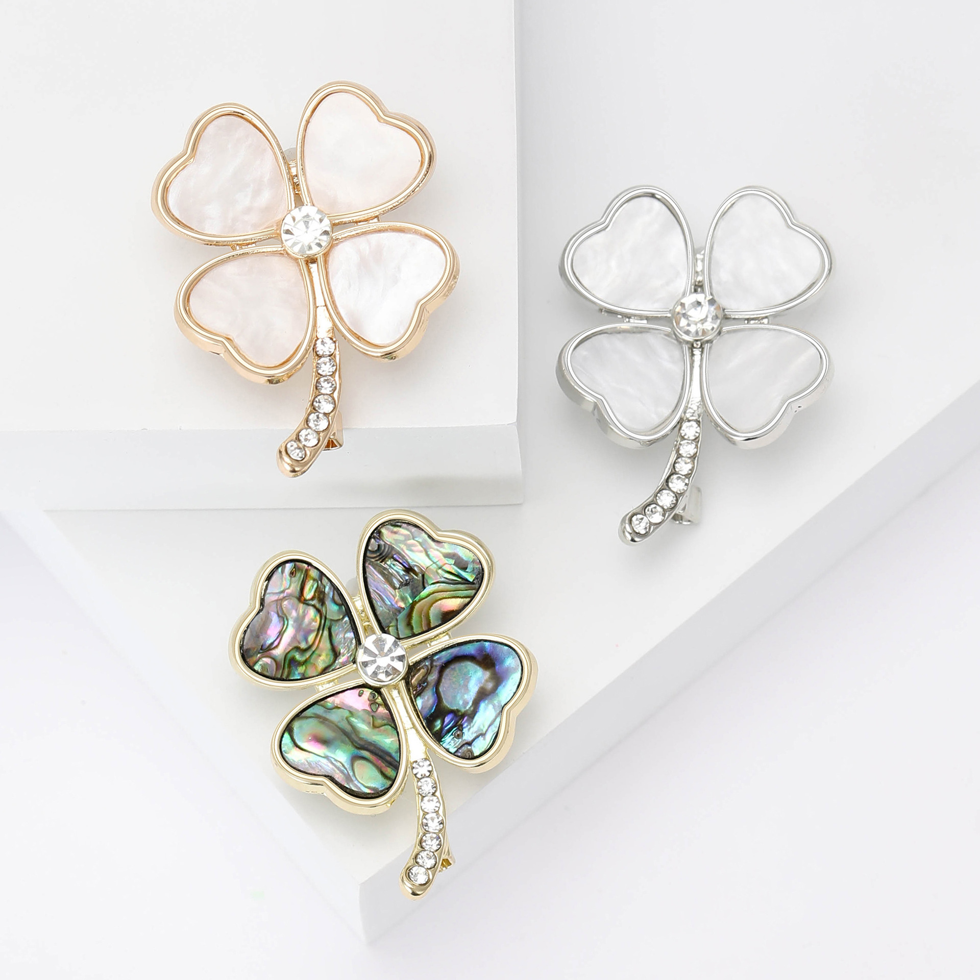 Elegant brooch