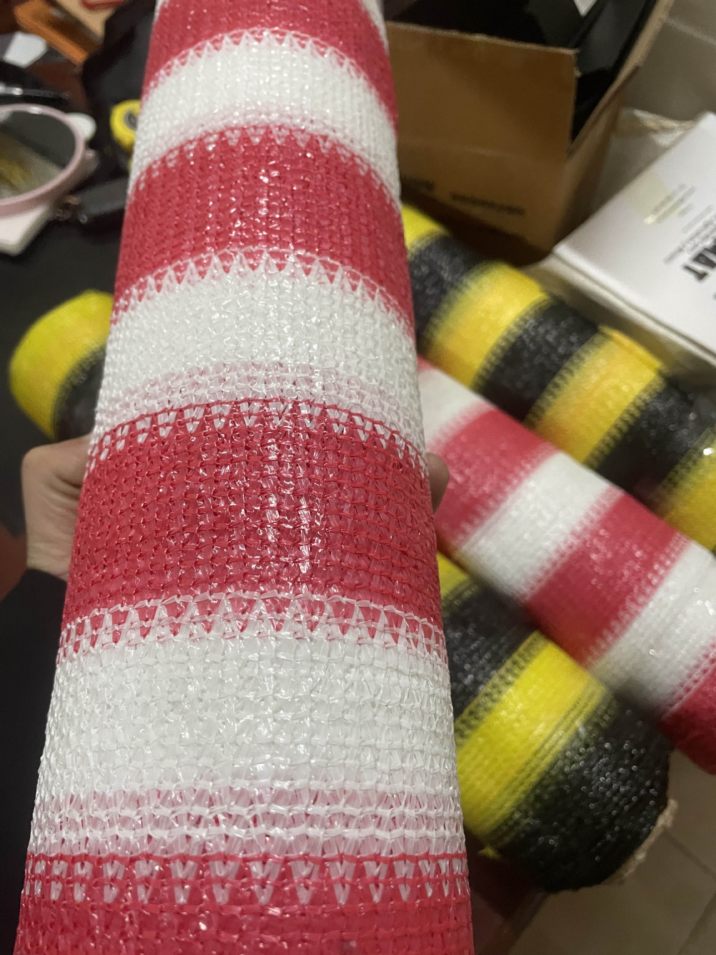 厂家供应6针全扁丝红白条纹遮阳网
