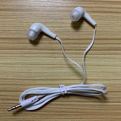 携帯電話の音楽のイヤホンの有線のイヤホンは耳に入ります。