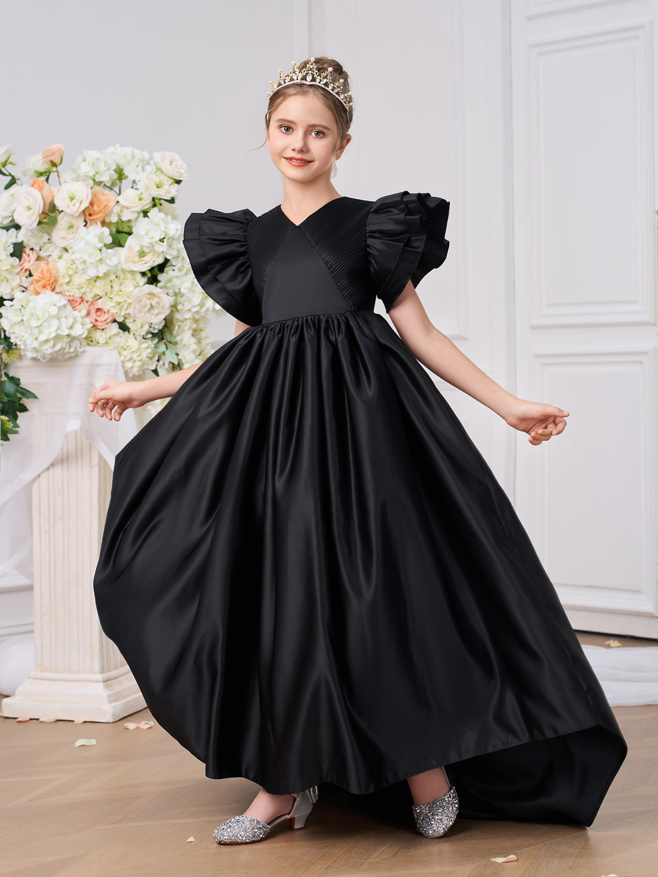 Día del Niño, niña, elegante, pequeña presentadora, vestido de noche de pasarela, traje de interpretación de piano para niña