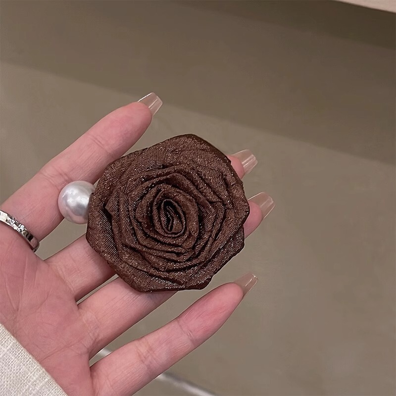 乾燥したバラはフランスの花を挟んで髪を挟みます。|undefined