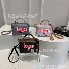 女性バッグ2025春夏新作化粧バッグケースカバン片肩斜め掛け小方カバン個性ロック質感ハンドバッグ