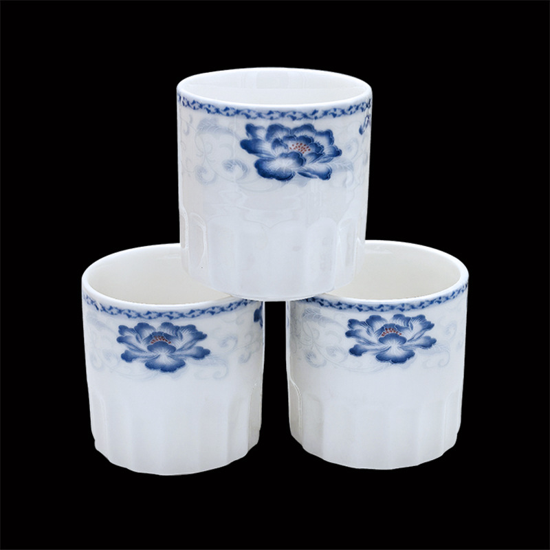 [Al por mayor] tazas de cerámica de medio patrón tazas de té tazas de vino esmaltadas flores azules coloridas tazas de té comerciales domésticos tienda de 2 yuanes