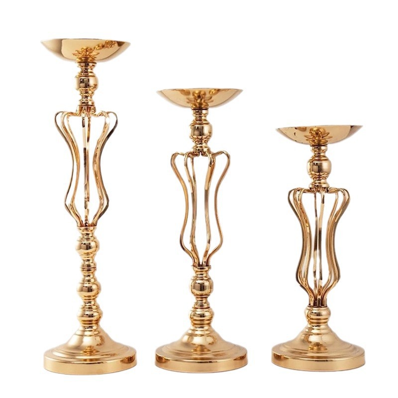Fabricantes transfronterizos de suministro directo de nuevos candelabos de cintura torcida de flores de escritorio de oro europeo decoración de hierro forjado
