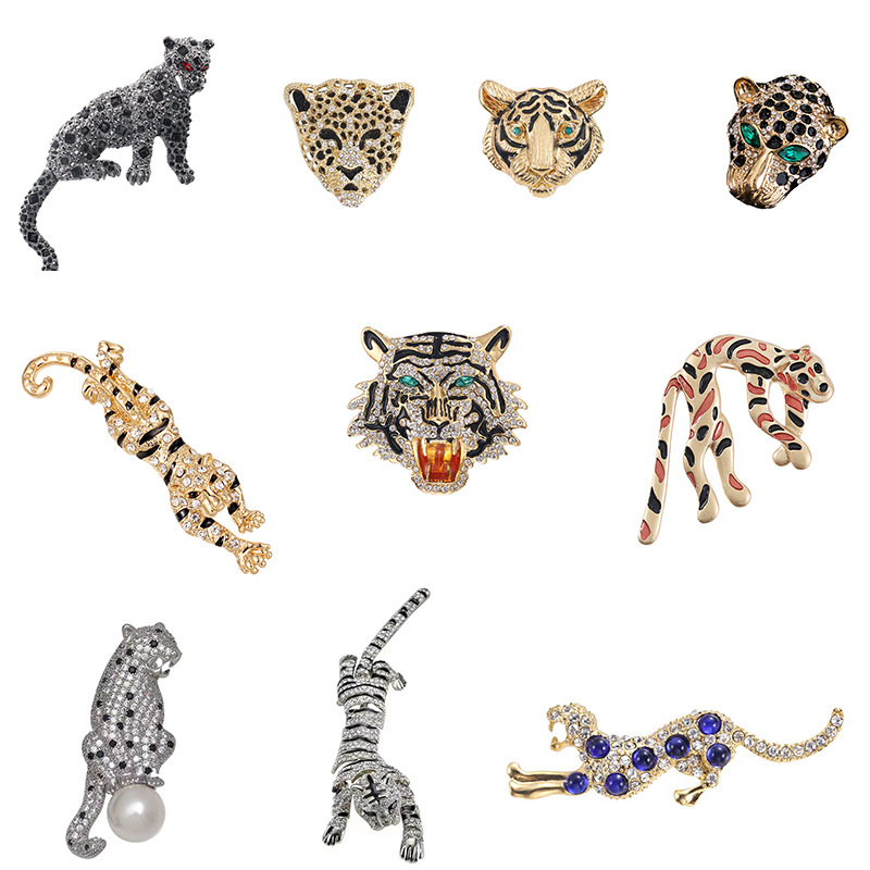 Fashionable retro commemorative brooch