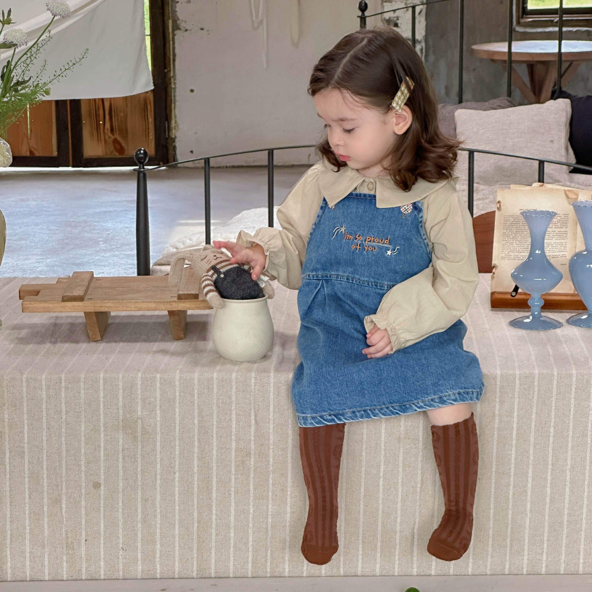 2024 otoño nuevo estilo de moda niña coreana de dos piezas tesoro femenino con tirantes falda camisa traje bebé otoño