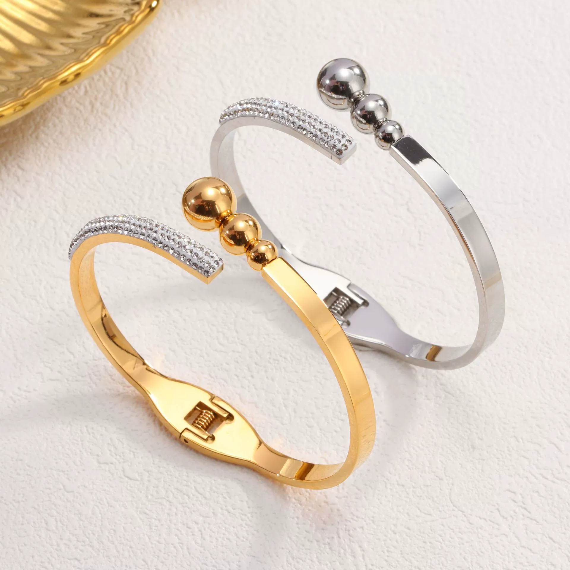 Fashionable brand golden women's bracelet stainless steel, European style, does not fade, high-quality style