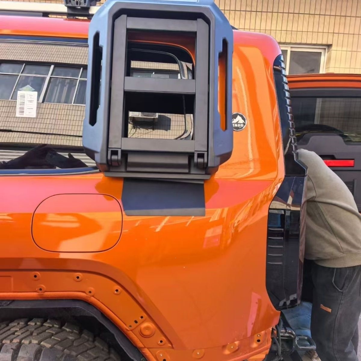 Chery Jetour Zongheng G700 is equipped with a foldable climbing ladder, a fixed climbing ladder, and side armor, designed specifically for the vehicle, with non-destructive installation