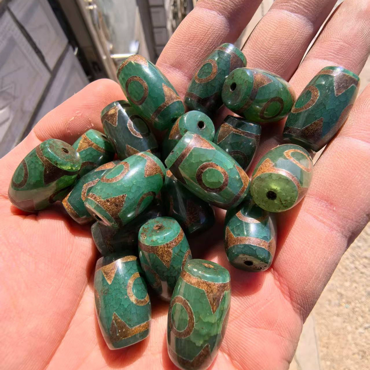 Производитель поставляет натуральный агат 15×22 мм в тибетском стиле, зеленую ячменную старую трехглазую бусину dzi, свободные аксессуары.