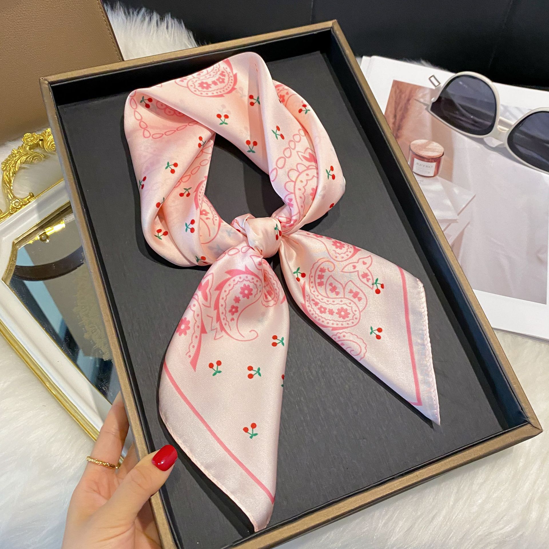 Foulard in raso versatile per donna quadrato effetto seta_voghion.com