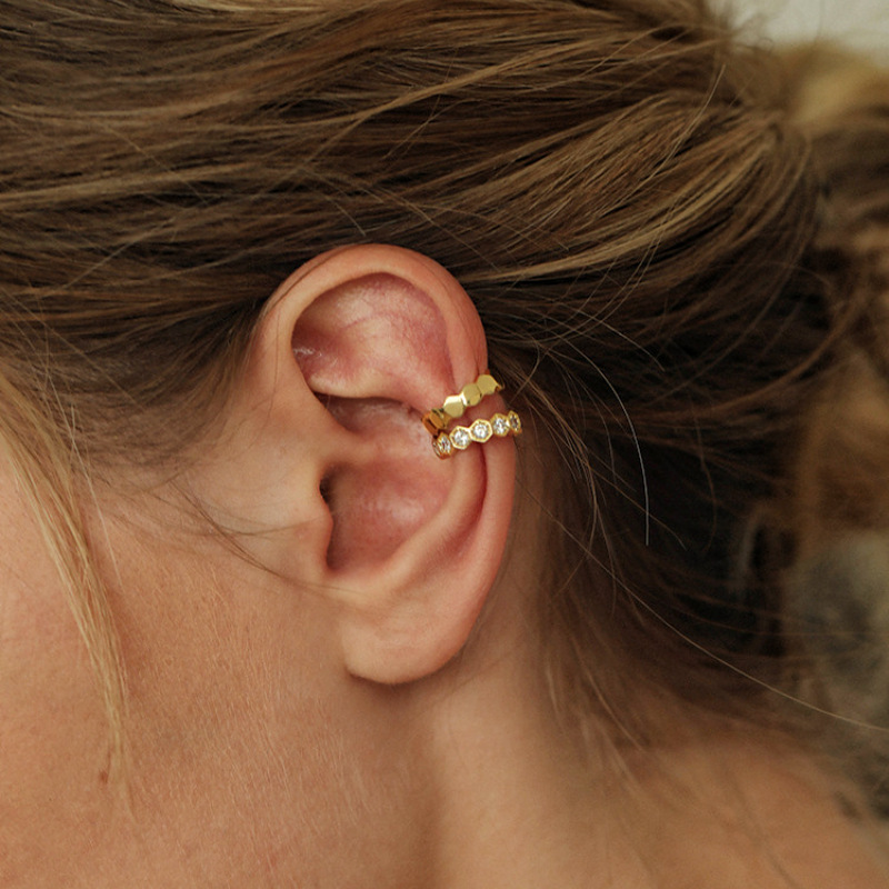 S925 platado en plata 14K diseño de panal de orejas simple sin agujeros de orejas viento frío exquisito ins orejas asimétricas