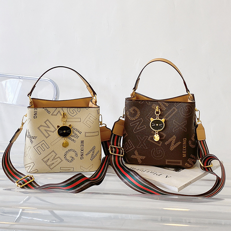 Frauen 2023 Neue Trendy Sommer High-End-Wasser Eimer Mode Alter Reduziert Umhängetasche Modische Handheld_voghion.com