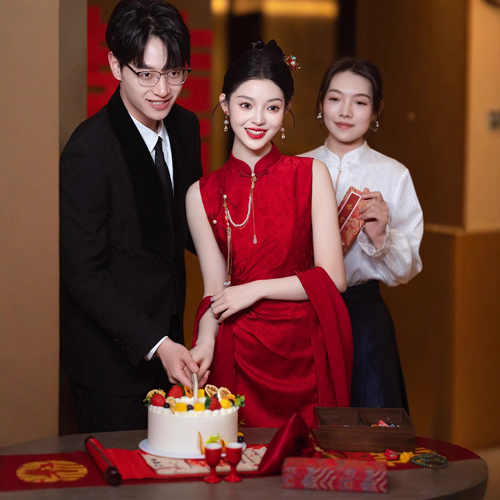 New Chinese Morning Gown Female Bride Sleeveless Cheongsam Toast Dress Red Engagement Dress Summer Wedding Dress Banquet