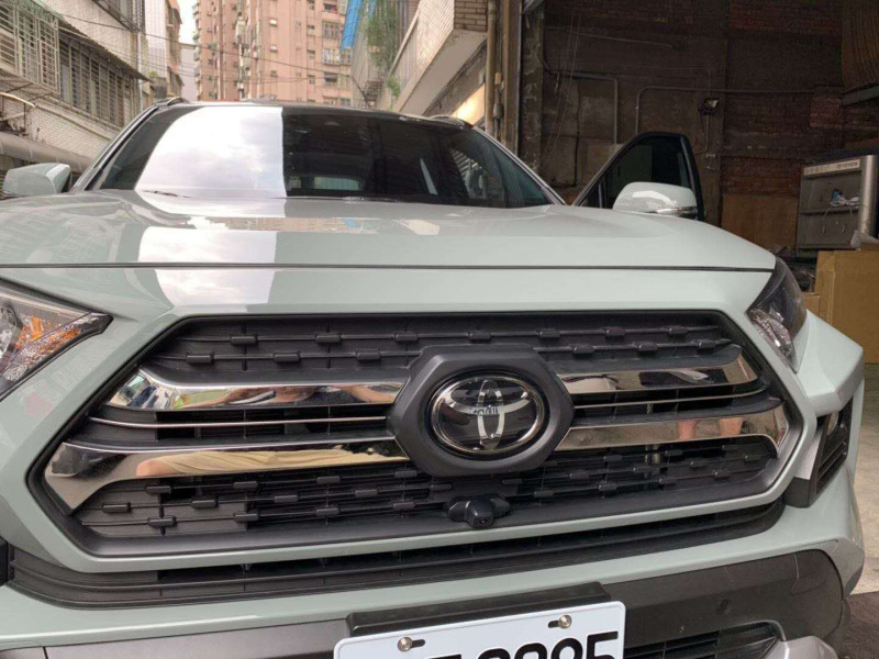 豊田栄は20種類のRAV4を入れて専用のドアの縁のカバーを改造した後、ドアパネルの車体のテールゲートを飾った|undefined
