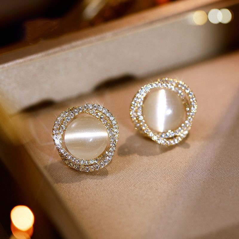 Ojos de gato piedra oreja clips sin agujeros de oído nicho de diseño pendientes 2025 nuevo estilo estilo estilo estilo de moda para orejas de celebridades para mujeres ventas calientes