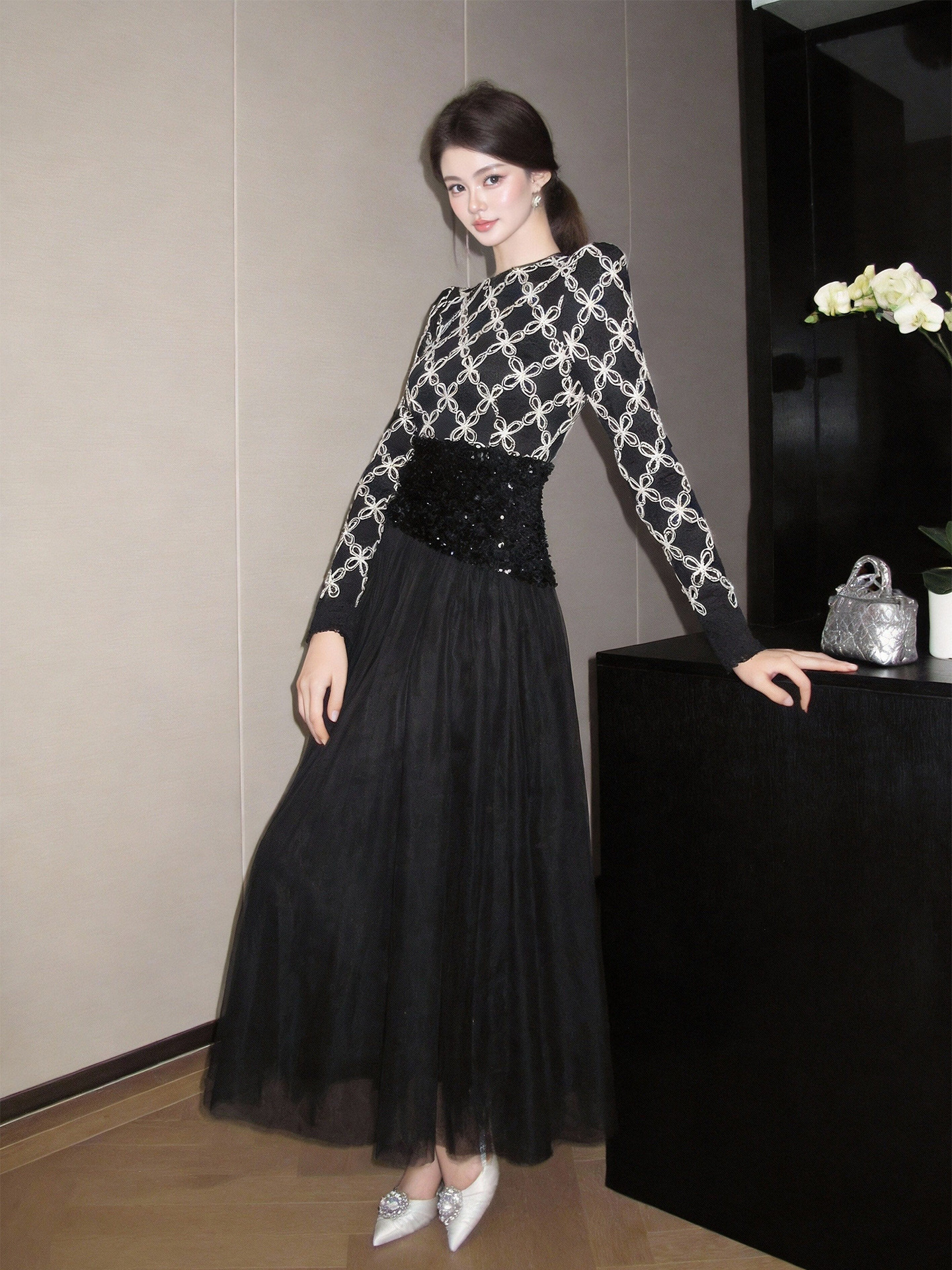 Đầm nữ cổ tròn ren thêu sequin thắt eo lưới midi — đen
