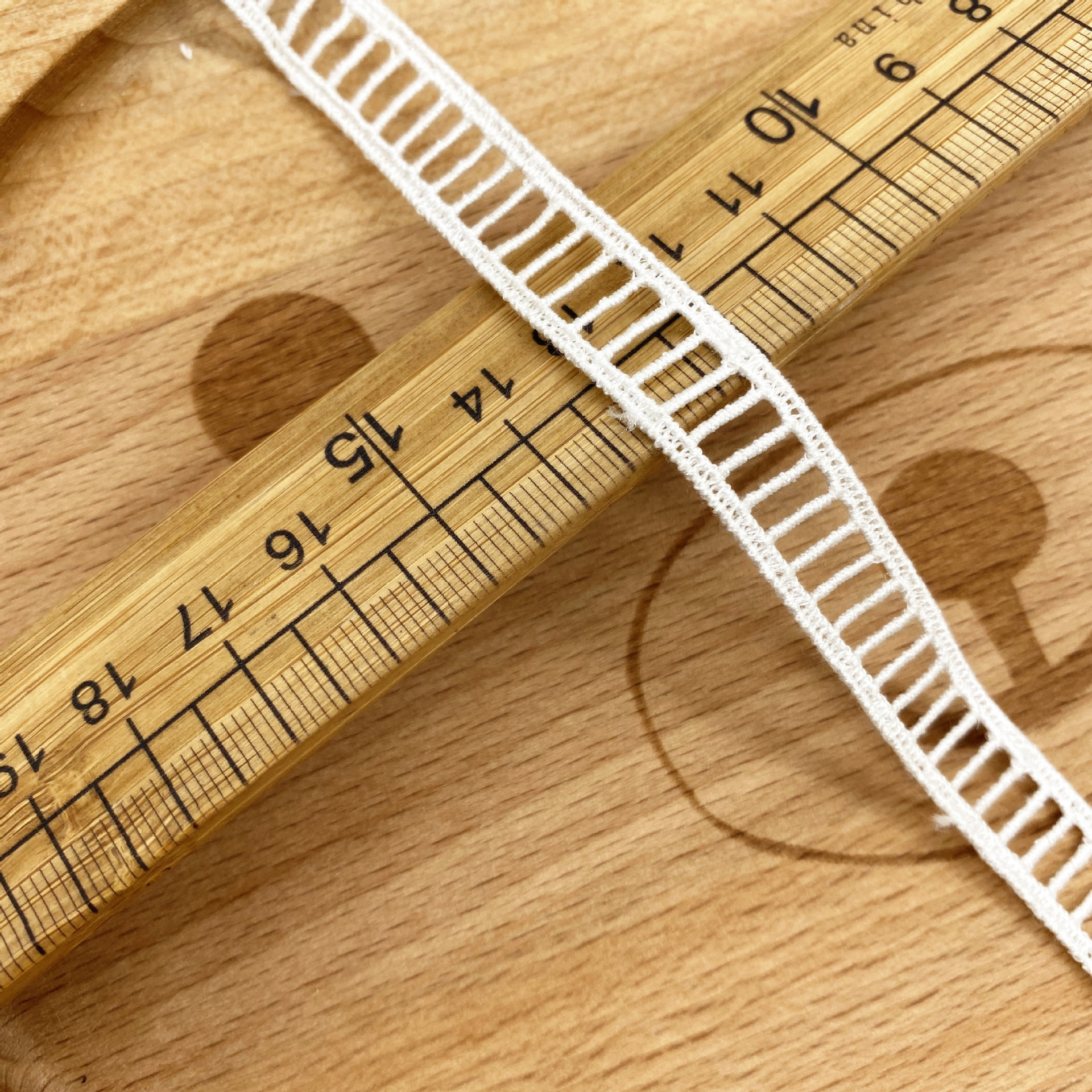 精细细线涤纶丝楼梯格刺绣蕾丝可穿丝带洋装新版花边