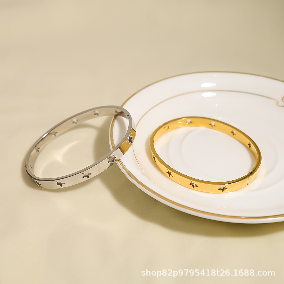 Venta caliente transfronteriza francesa de acero inoxidable hueco estrella de cinco puntas hebilla pulsera pulsera de joyería pulida a mano al por mayor 18K