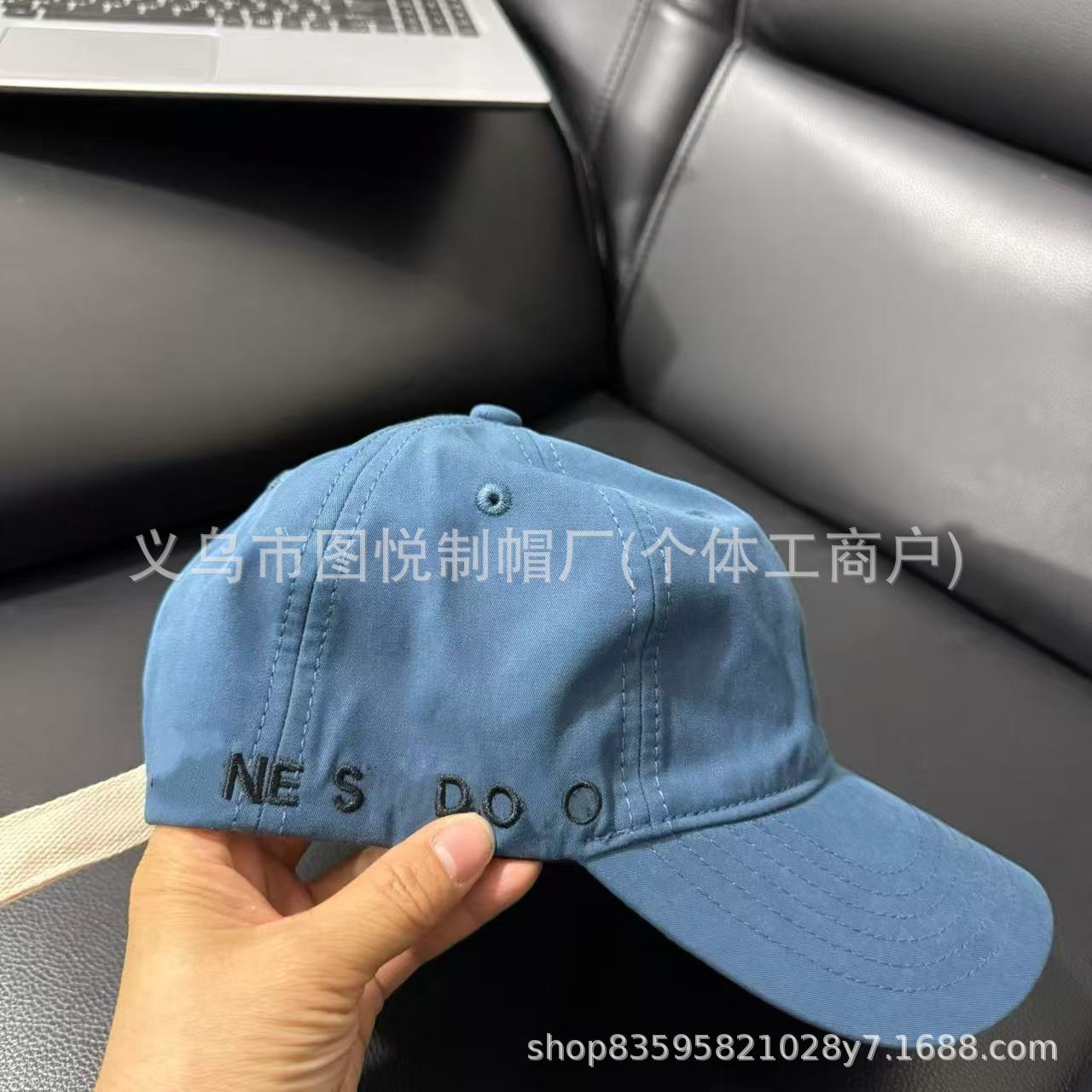 파란색 옆 글자