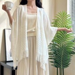 清新な文芸風春の夏の薄い金の透かし彫りのフリンジの百合の米の白いマントはチャイナドレスのカーディガンのマントのマフラーを配合します。