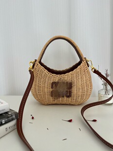 Straw one-shoulder bag for leisure, basket