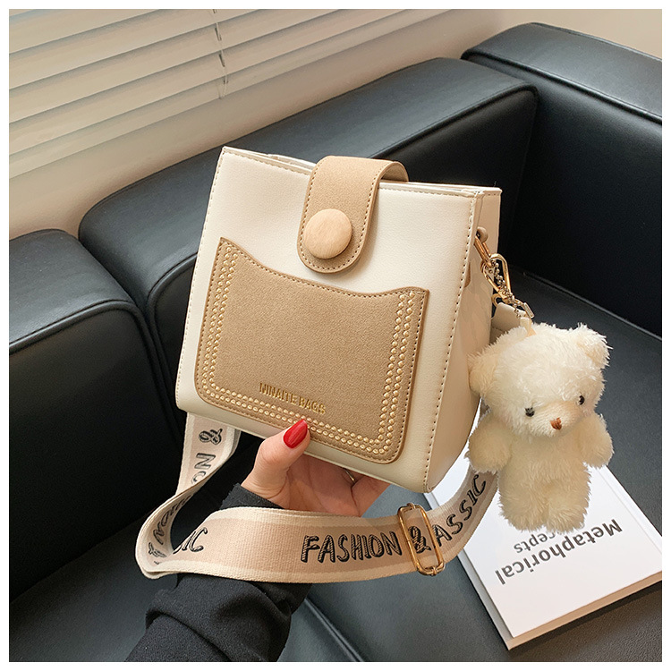 Nihaojewelry Wholesale New Trendy Wide Shoulder Strap Contrast Color Messenger Bucket Bag display picture 8