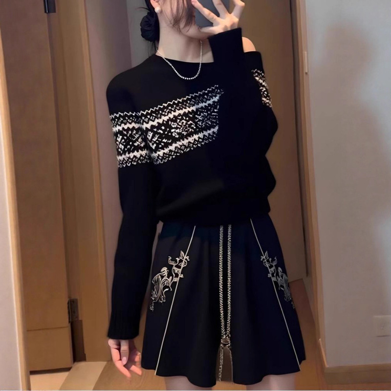 Women's Winter Black Slanted Shoulder Knitted Sweater, High-End, Light Luxury, Age-Reducing, Western-Style Top, Tea-Like, Chic and Unique