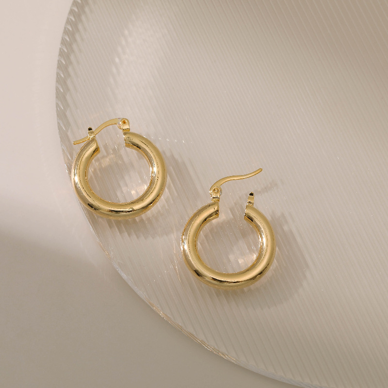Simple Glossy Thick Circle Copper Plated Ear Clip Wholesale Nihaojewelry display picture 5