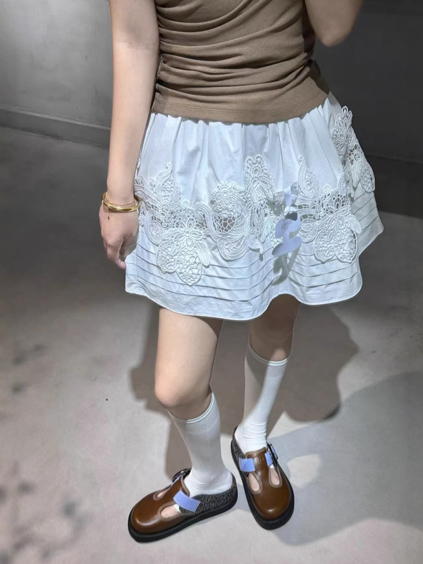 现货 2025夏季新款设计师品牌百搭简约蕾丝拼接宽松A字半身裙短裙|undefined