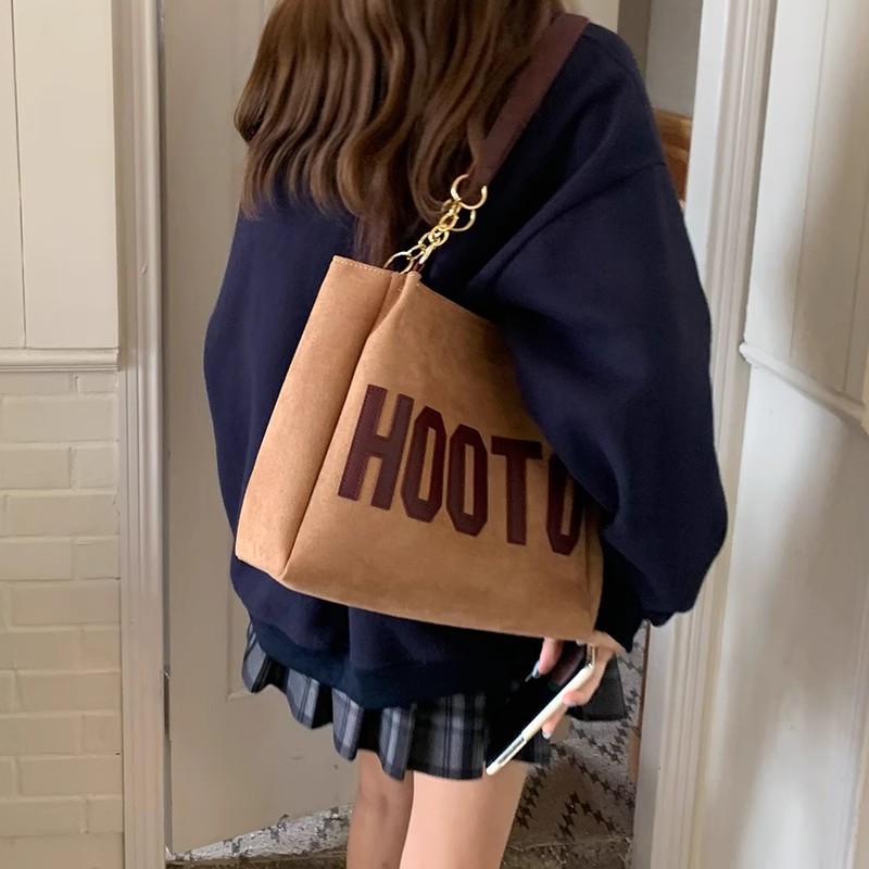 Best-selling women's bags, large-capacity bags, 2023 new Korean style popular letter college student class shoulder bags, tote bags undefined