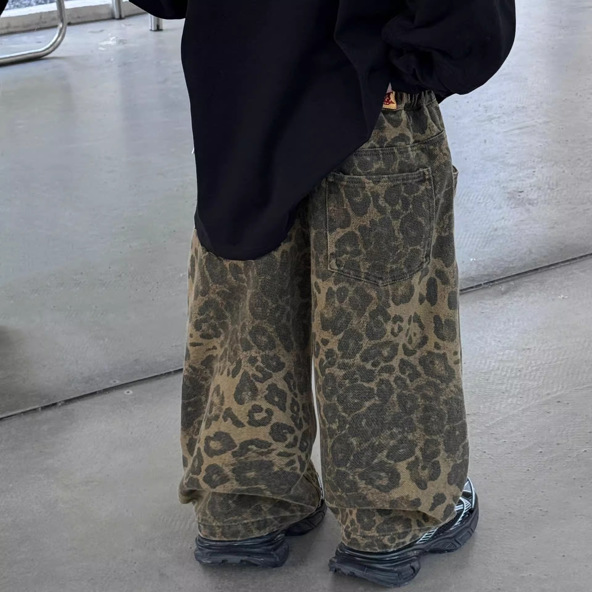 韓国スタイルの男の子と女の子のヒョウ柄パンツ、秋と冬の子供用のゆったりとしたレトロなワイドレッグパンツ、子供と赤ちゃんのためのファッショナブルなカジュアルパンツ