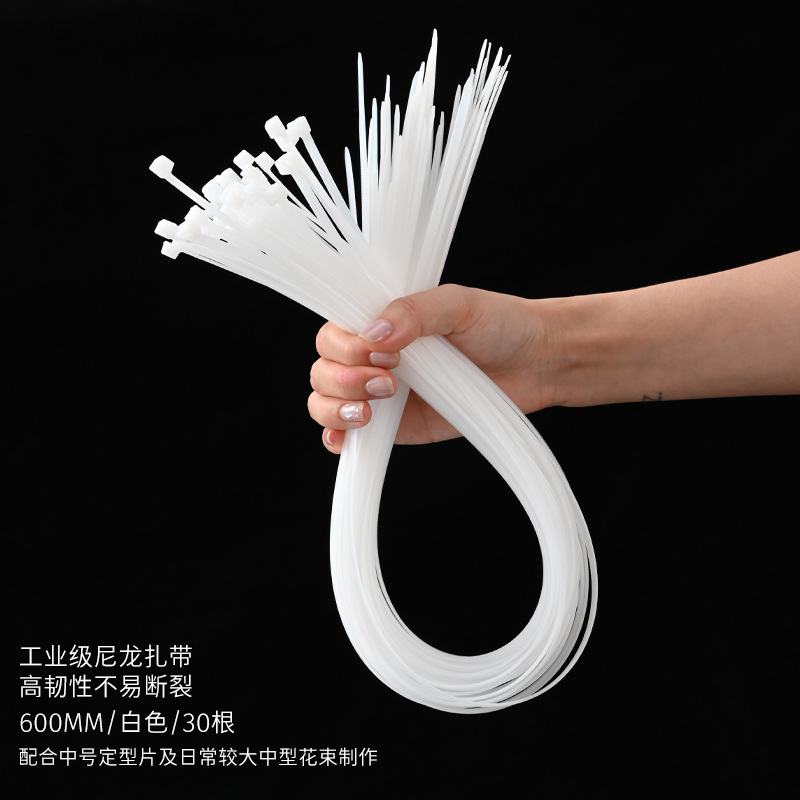 花屋の材料の花の花束を包装して手作りのdiyバラの花を刺します。