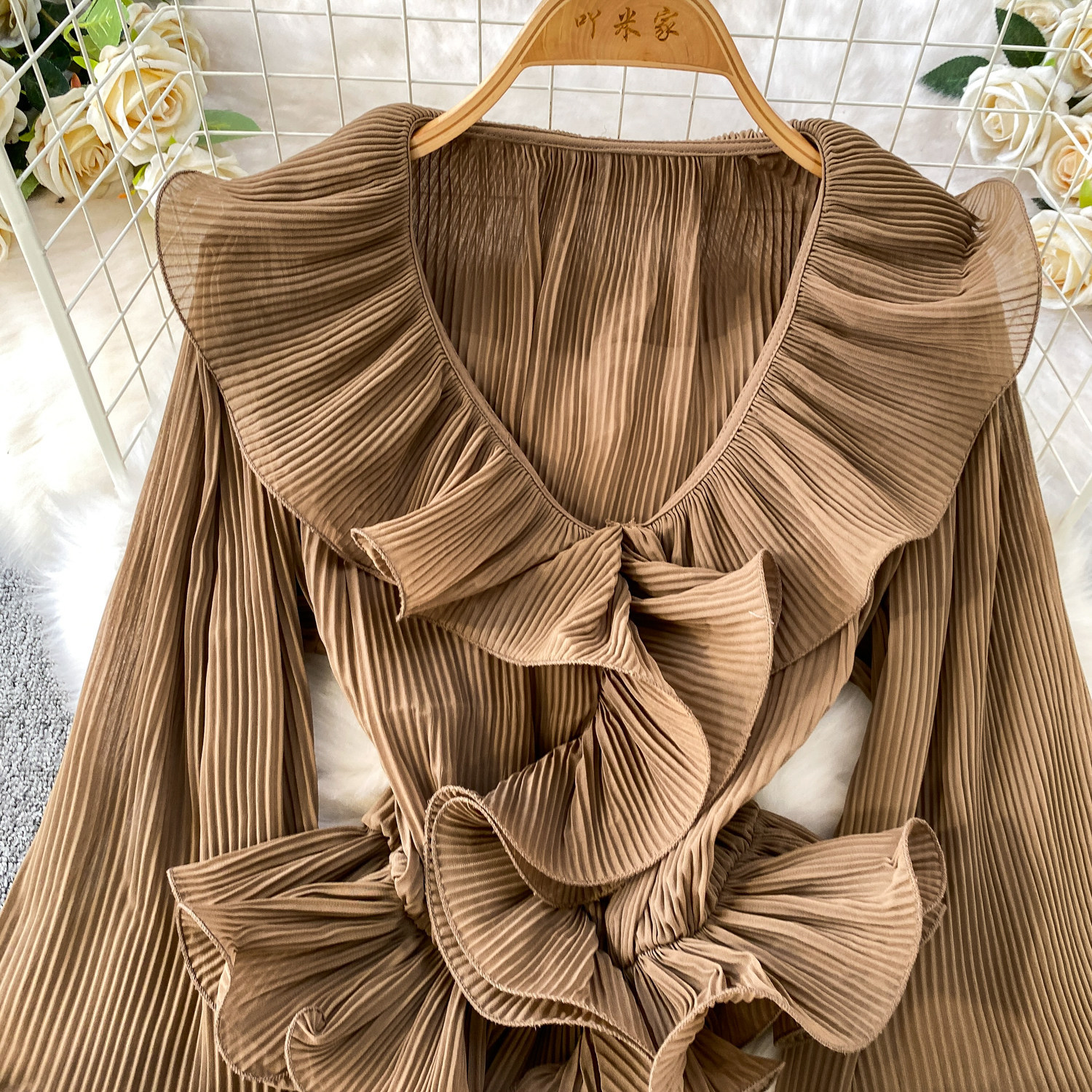 Camicia donna scollo a v con balze elegante top plissettato_voghion.com