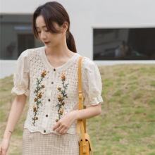 夏季温柔森女镂空绣花衬衣减龄风短款泡泡袖拼接排扣设计感上衣女