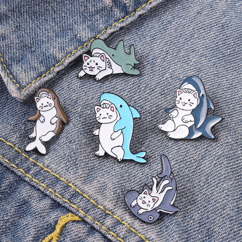 Broche En Alliage De Monde Animal Marin Créatif Dessin Animé Mignon Requin Mangeant Une Broche En Émail En Forme De Chat display picture 14