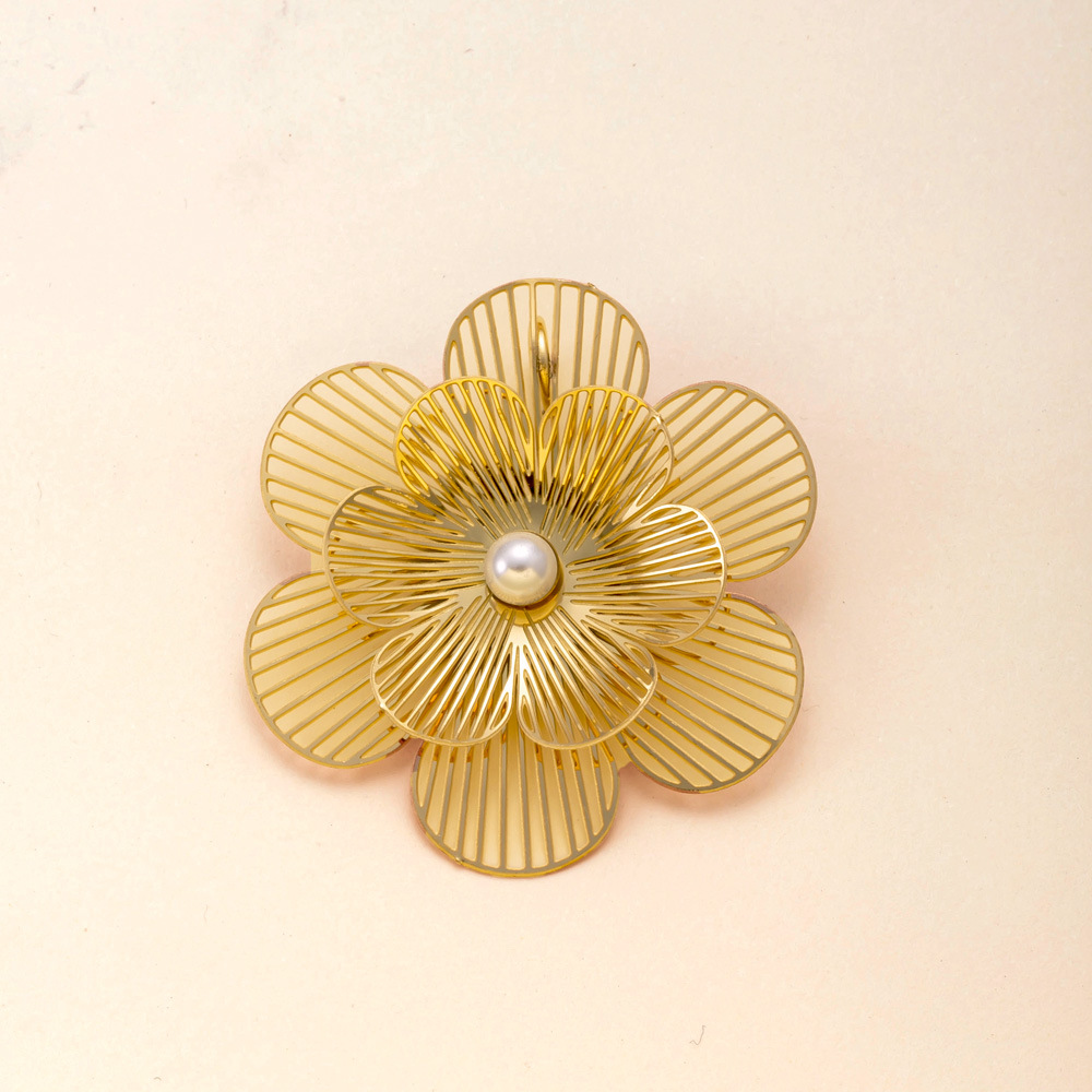 Colgante único Venta caliente europea y americana joyería de acero inoxidable hueca flor multicapa joyería de bricolaje retro accesorios chapados en oro de 18k