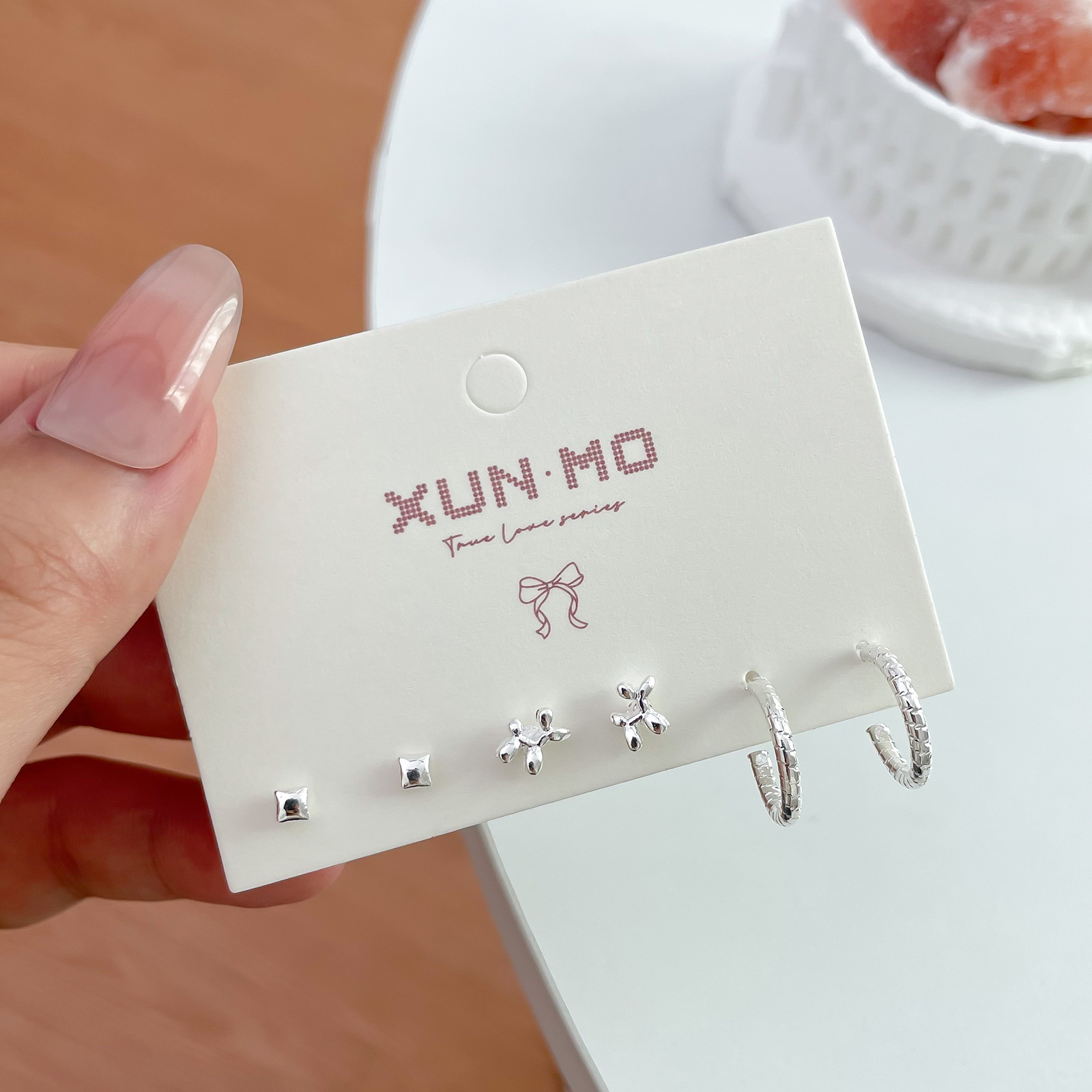 Juego de pendientes de aguja plateados, sencillos y compactos para mujer, pendientes geométricos en forma de corazón, bonitos, dulces y versátiles, venta al por mayor para puestos de mercado