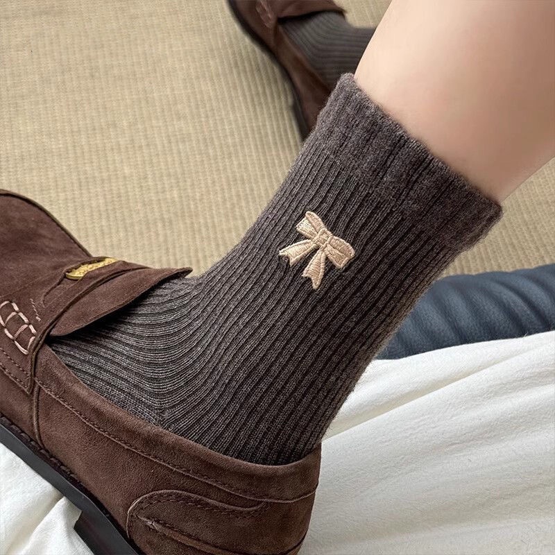 Autumn and Winter Thick Cotton Socks, Solid Color Embroidered Bow Mid-Calf Women's Socks, Versatile College Style Long Socks, Slouch Socks, Mid-Length