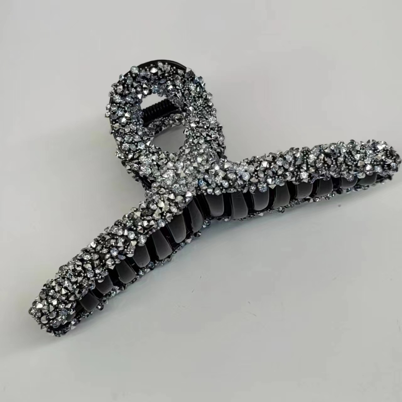 Pinza shark con detalles de diamante imitación – elegante, con cinta decorativa image 9