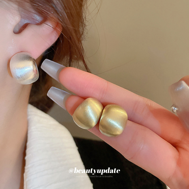 Pendientes de estilo frío de nicho europeo y americano de moda pendientes de diseño personalizado para mujer Pendientes de metal de aguja de plata estilo cepillado en forma de C