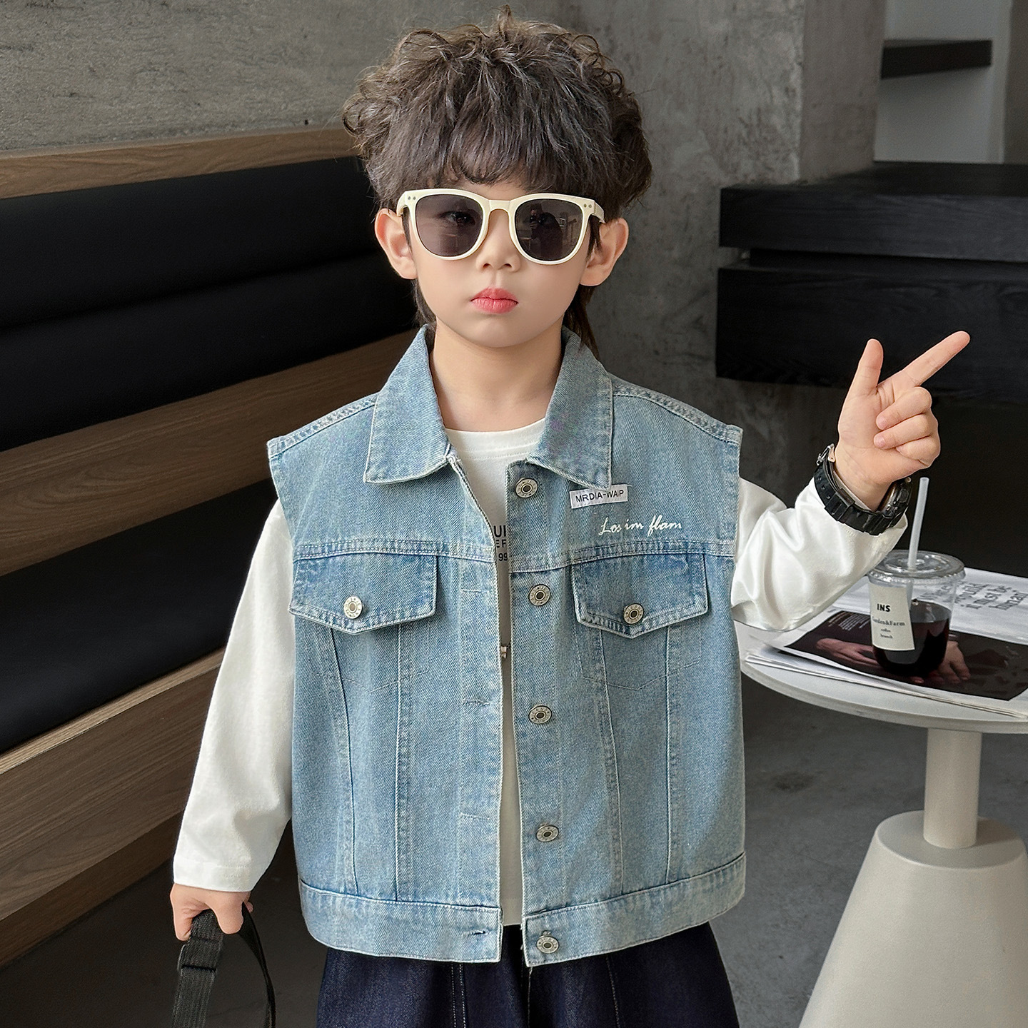 Boys' letter-print denim vest, new spring and autumn style, children's jacket vest, cool and soft, suitable for wearing on the street.