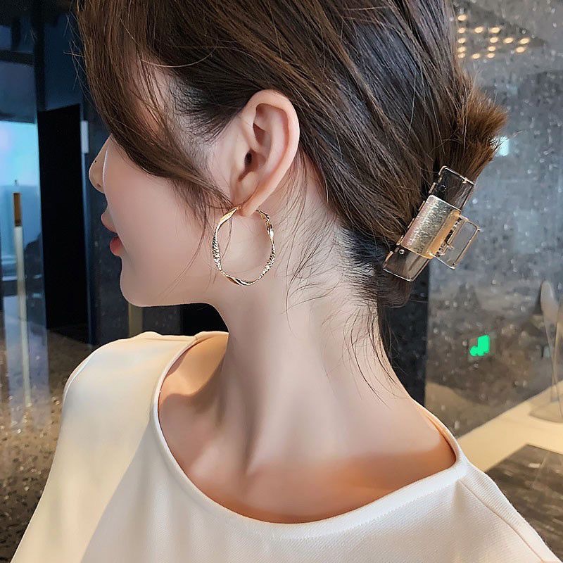 Orecchini grandi irregolari con fiori intrecciati e cerchi geometrici, accessori per le orecchie alla moda_voghion.com